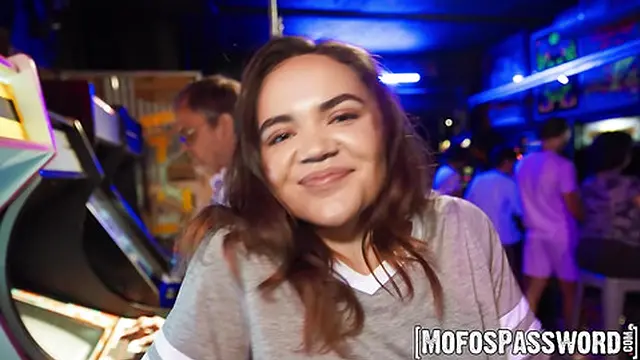 Teen Naudi Nala open her legs for a nasty fuck at a night barcade