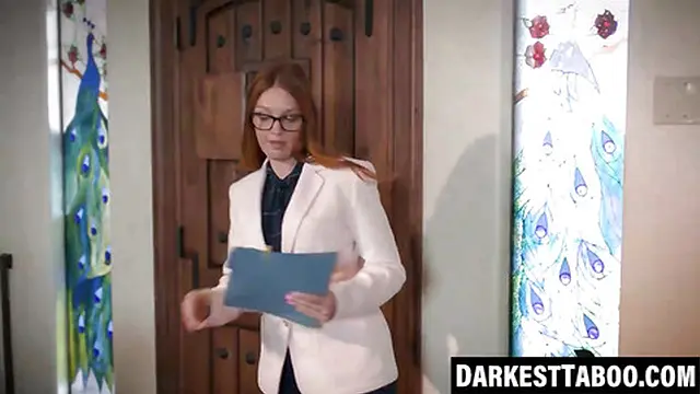 Thick Leana Lovings tempts teacher to savor his cock🍆