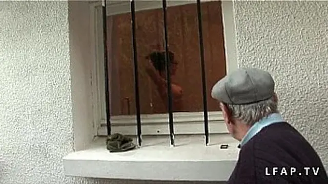 Jeune et jolie petite brunette se tape un vieux pervers