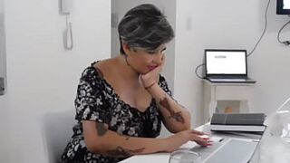 Whoring wife begs some dude to come over and suck😜 dick🌭 till hubby gets home, I guess
