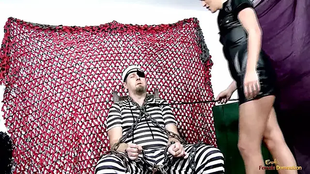 Bound convict with an eyepatch takes control of the short-haired officer